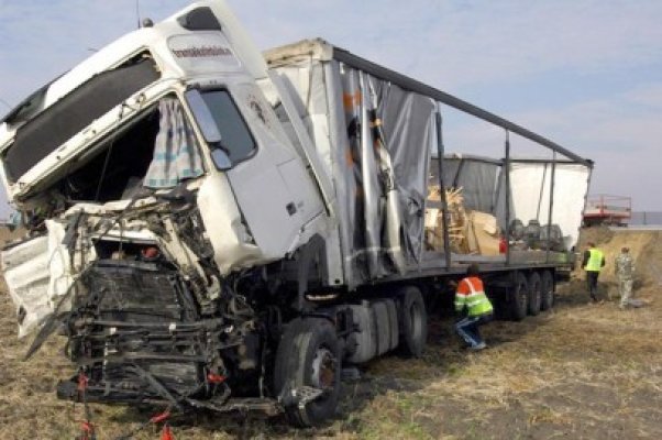 Accident rutier pe A2: un TIR a intrat în parapet